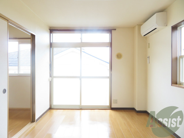 居室・リビング　陽の光が差し込む明るいお部屋は気持がいいですね～