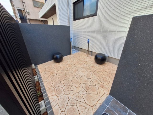 その他　★腰掛用の石。憩いの場。奥にはワンちゃんの足洗場★