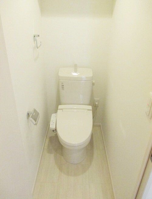 トイレ　ウォシュレット付き。
