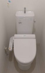 トイレ　落ち着いた色調のトイレです