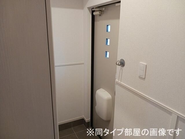 玄関　同タイプ部屋の写真です。