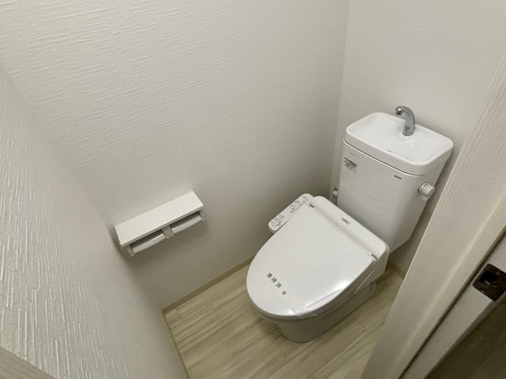 トイレ　嬉しいウォシュレット付き