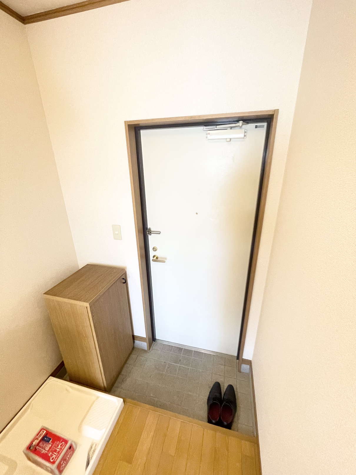玄関　※同物件別号室の参考写真です。