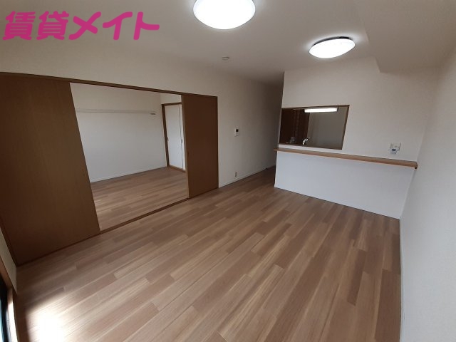 居室・リビング　同物件別室です。
