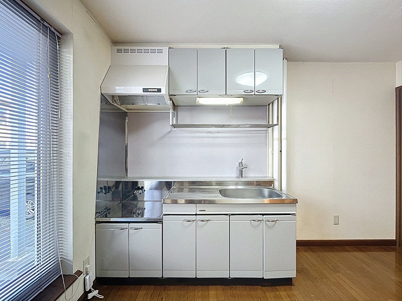 キッチン　※写真は別室のものです。実際の部屋とは一部異なる場合がありま
