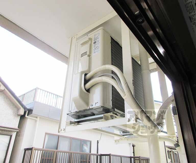 バルコニー　室外機は上です
