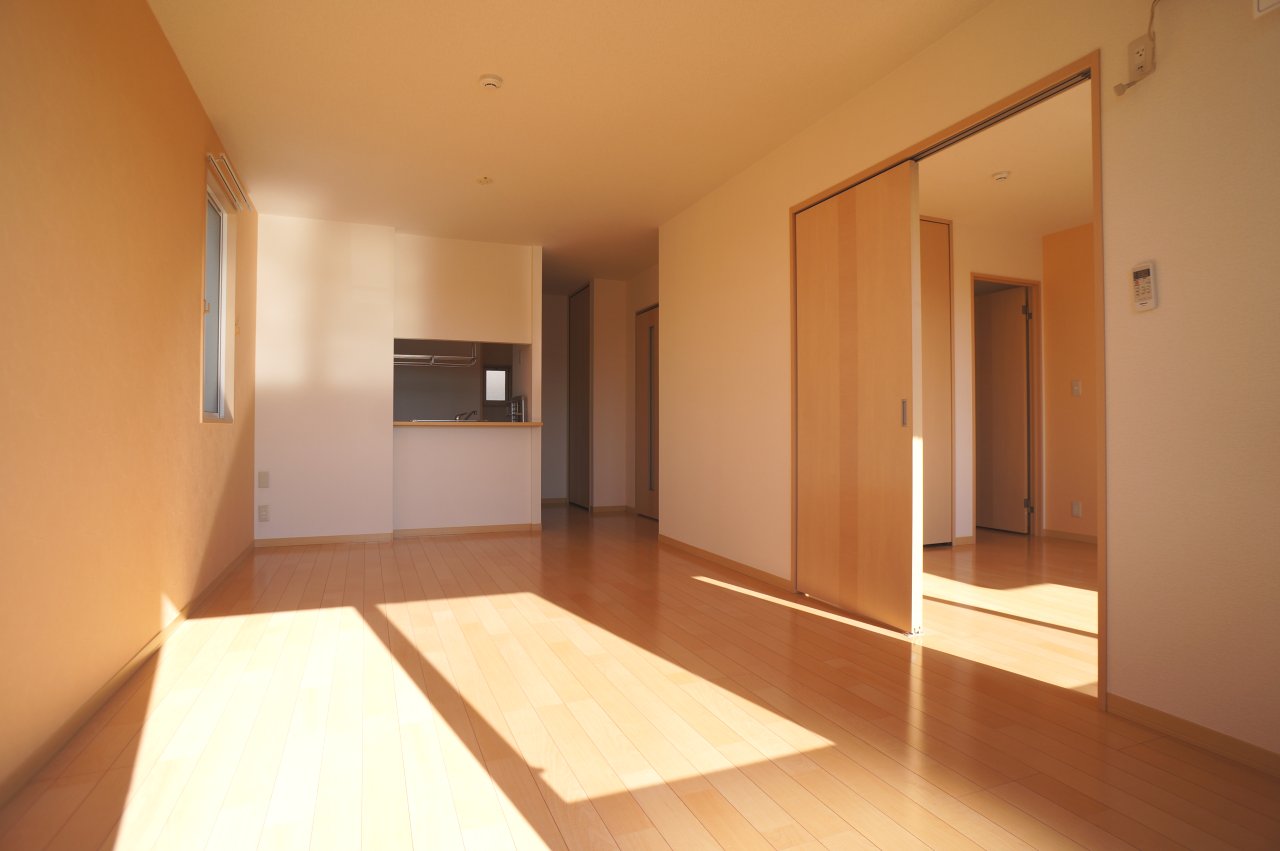 居室・リビング　南西角部屋でリビングは陽射しが入る暖かい居室です！