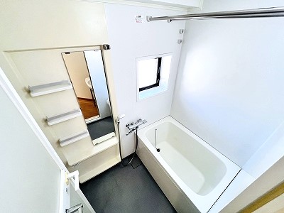 バス・シャワールーム　浴室にも窓があります！給湯器も新品で安心♪