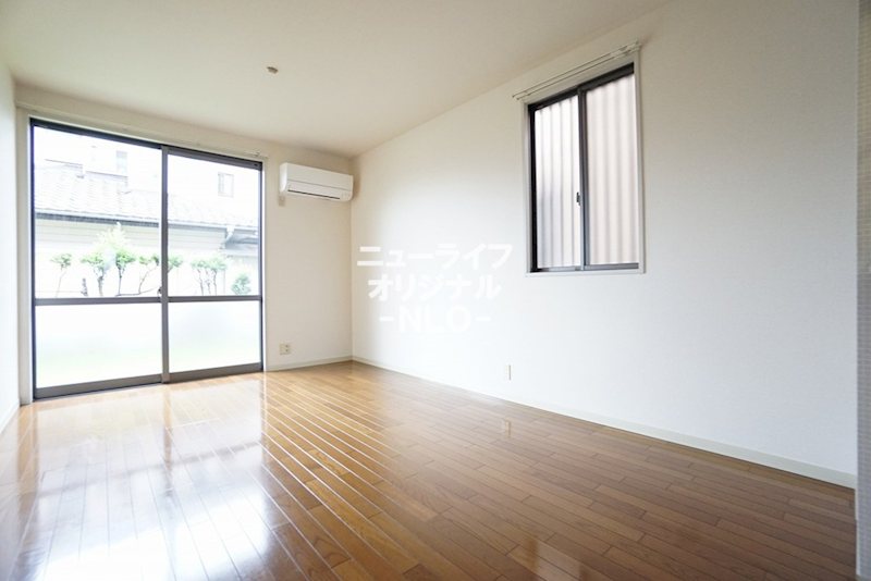 居室・リビング　角部屋につき2面採光のお部屋です☆エアコン付きで快適☆