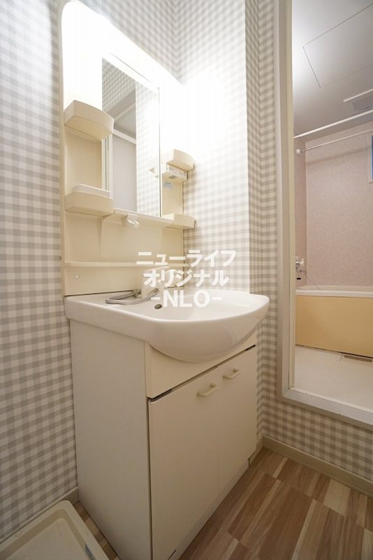 洗面設備　シャワーノズル付き洗面台は忙しい朝の身支度に役立ちます☆