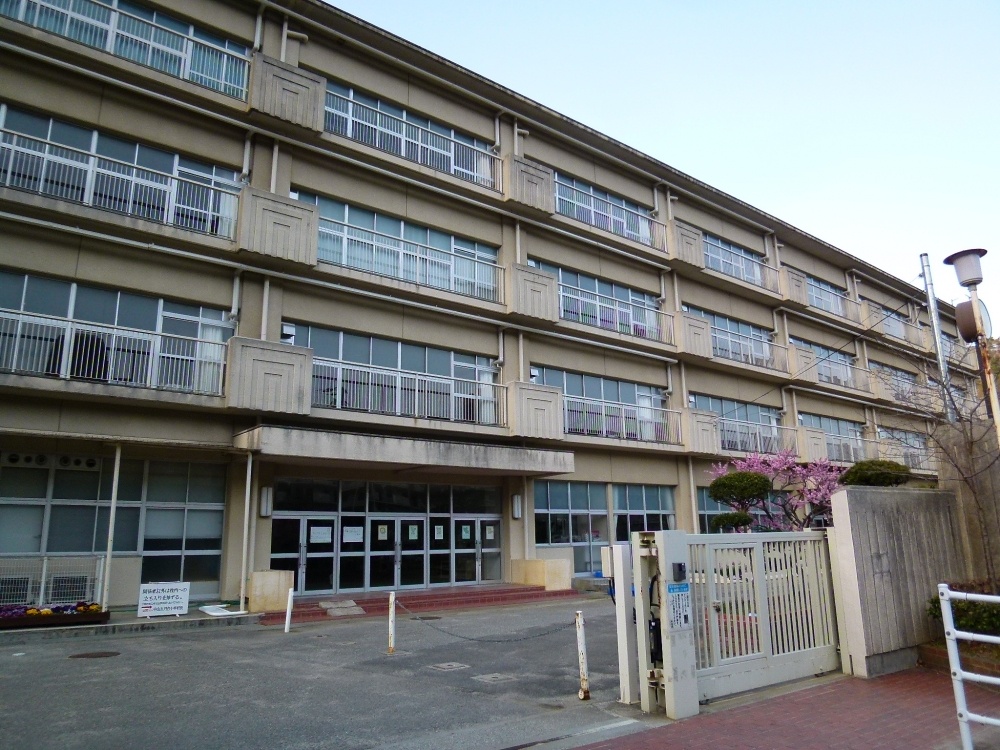 小学校　宝塚市立　中山五月台小学校（小学校）まで1004m