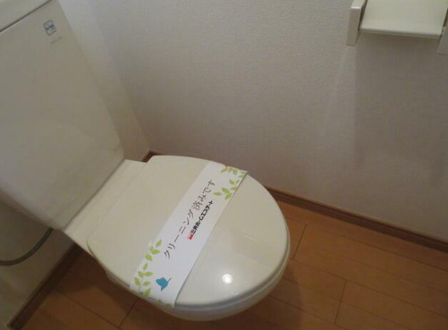 トイレ　落ち着いた色調のトイレです