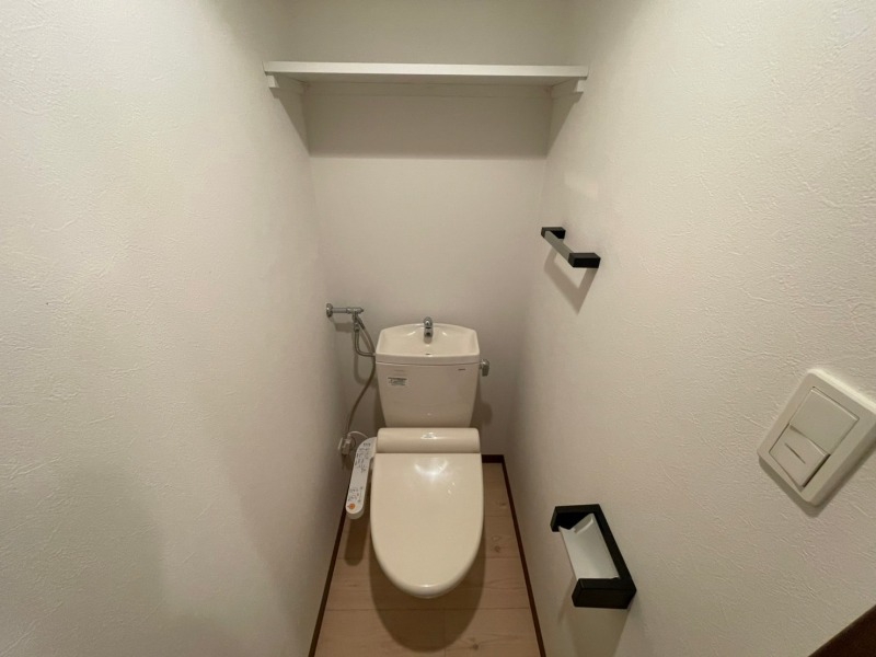 トイレ　こちらはトイレです。清潔感があり、安心して使用できます。