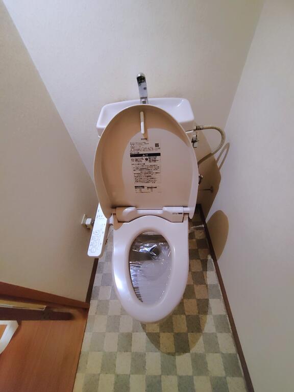 トイレ　快適な温水洗浄便座付です！便器の上には便利な棚板があります！