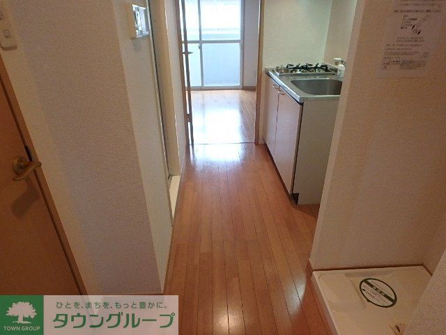 その他　玄関から洋室