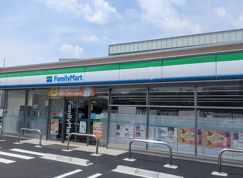 コンビニ　ファミリーマート 愛知淑徳大学前店（コンビニ）まで216m