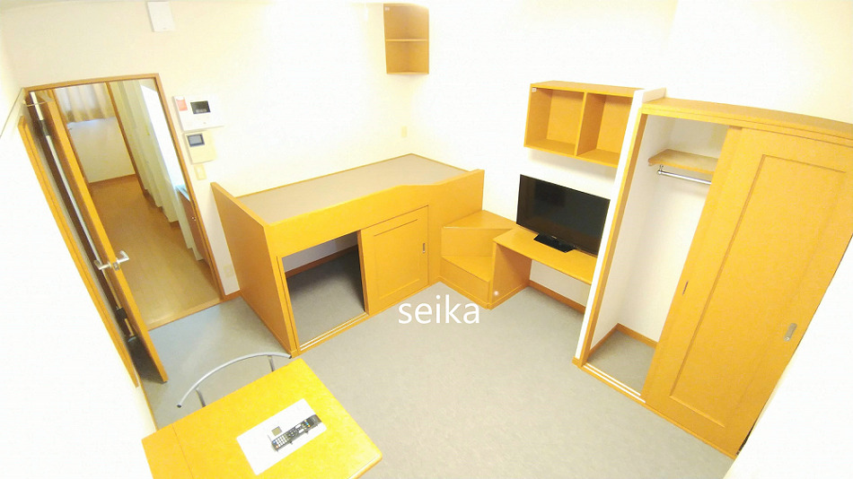 その他部屋・スペース　同タイプ居室：ＴＶ付き。壁に収納棚あります。