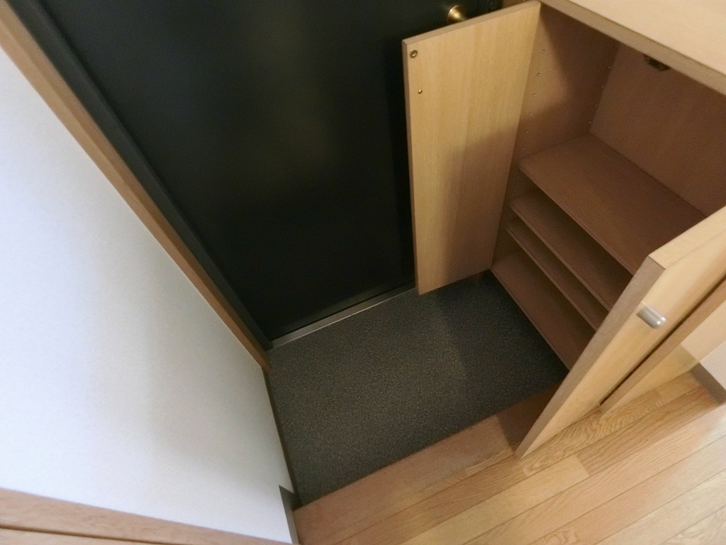 玄関　シューズＢＯＸあり。