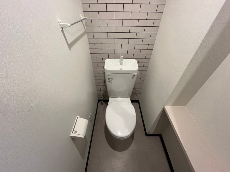 トイレ　トイレです。タオル掛けもついて便利ですね。
