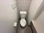 トイレ　トイレです。タオル掛けもついて便利ですね。