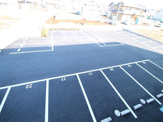 駐車場　敷地内駐車場（各世帯2台付き）