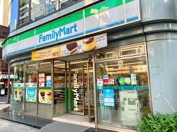 コンビニ　ファミリーマート 神田鍛冶町三丁目店（コンビニ）まで111m