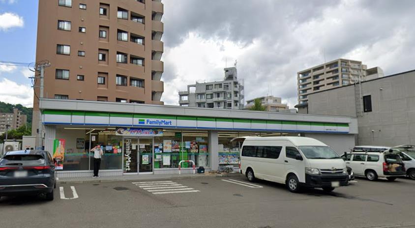 コンビニ　ファミリーマート札幌南5条西20丁目店（コンビニ）まで303m
