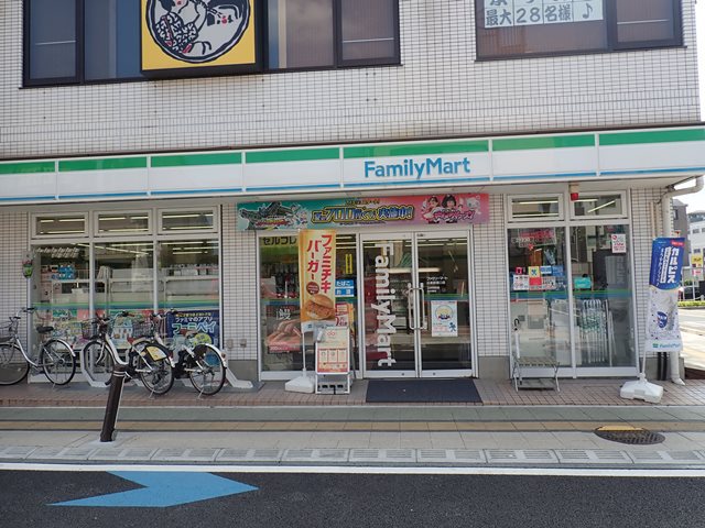 コンビニ　ファミリーマート（コンビニ）まで454m