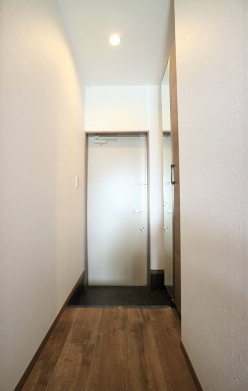 玄関　※別号室の参考写真になります。