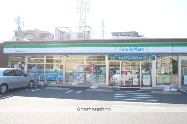 コンビニ　ファミリーマート（コンビニ）まで741m