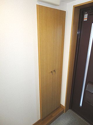 玄関　玄関収納もあるので、片付いた玄関がキープできます