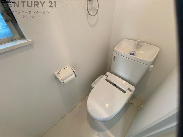 トイレ　温水洗浄便座付きのトイレです♪