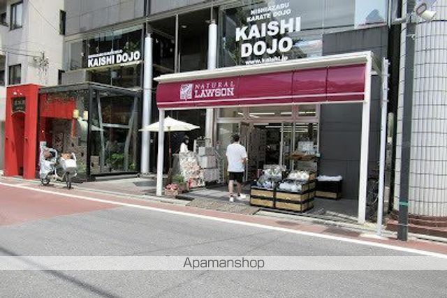 コンビニ　ナチュラルローソン 港日赤通り店（コンビニ）まで175m