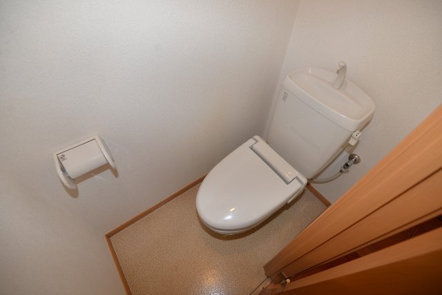 トイレ　落ち着いた色調のトイレです