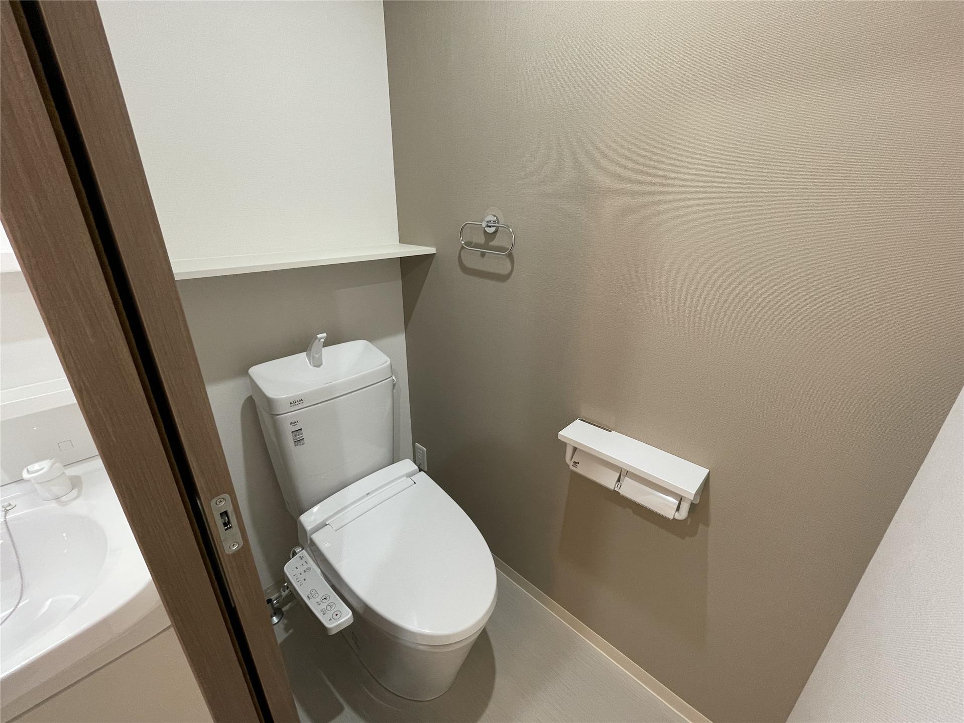 トイレ　小物が置けるトイレットペーパーホルダー付きです