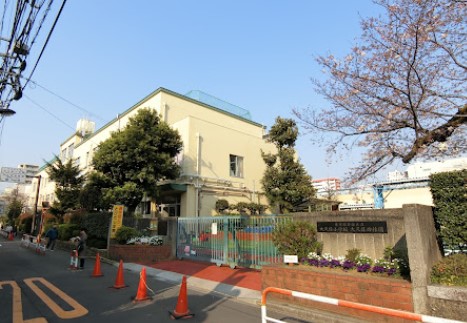 小学校　新宿区立大久保小学校（小学校）まで185m