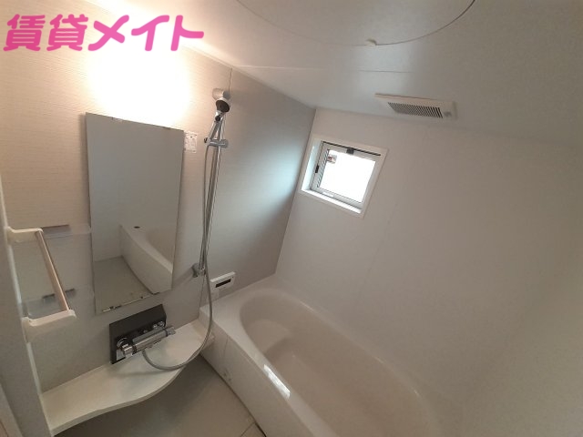 バス・シャワールーム　同物件別部屋反転写真