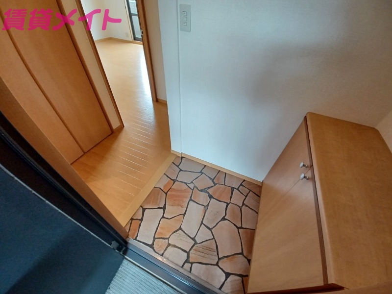 玄関　同物件別室反転タイプ画像