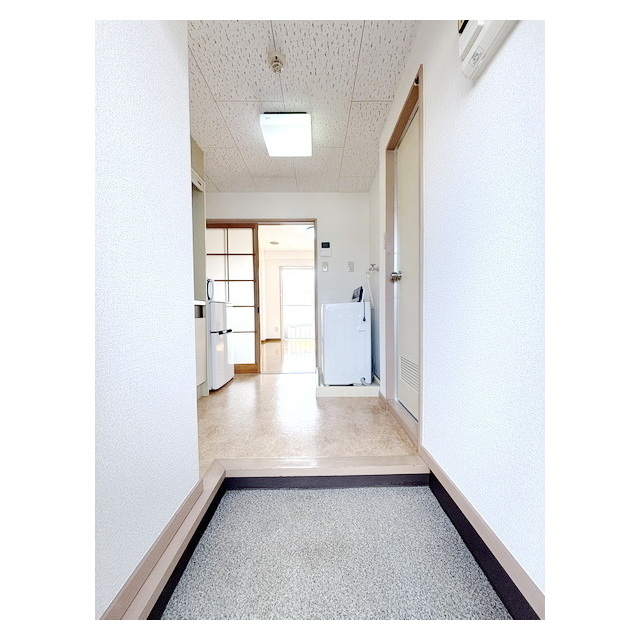 玄関　玄関から続くキッチンスペース