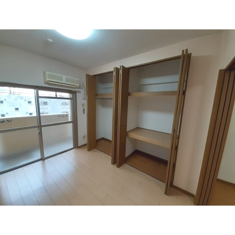 収納　壁一面の収納もあります