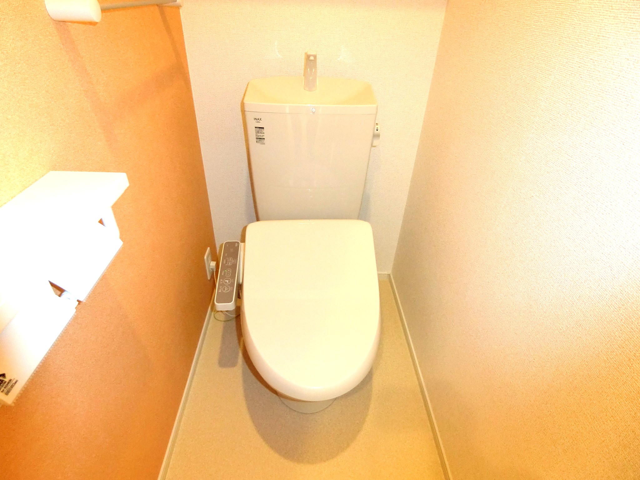 トイレ　温水洗浄機付のトイレです☆