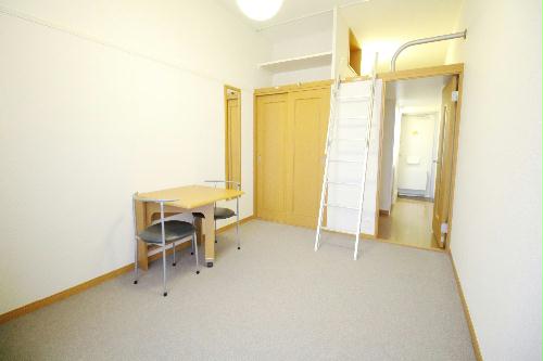 居室・リビング　テーブルを折りたためば更にお部屋を広く使うことが出来ます♪