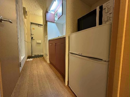 その他設備　※同タイプ部屋の写真となります（冷蔵庫・レンジ）