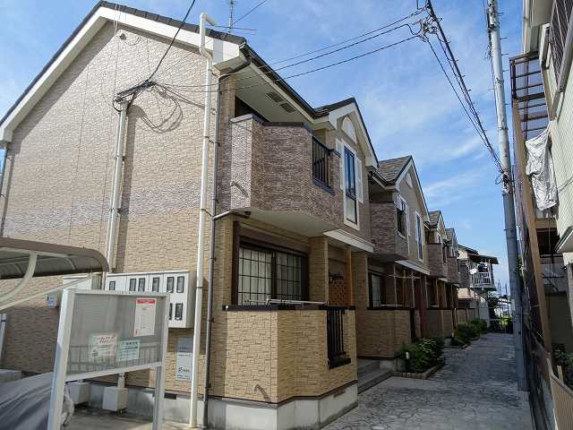 橿原市十市町のアパートの建物外観