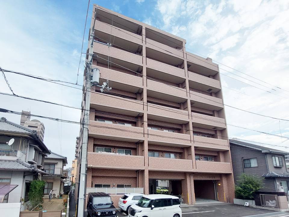 松山市道後北代のマンションの建物外観