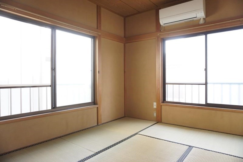 居室・リビング　2面採光の明るい和室