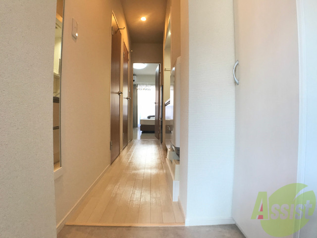 玄関　外から玄関を撮影してみました。広いリビングに繋がっています。