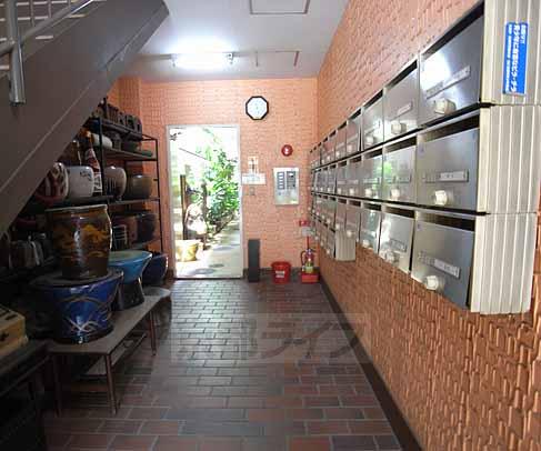 ロビー　壺も置いてあります。