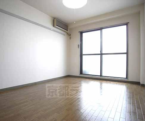 居室・リビング　照明ついてます