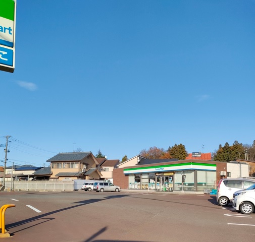 コンビニ　ファミリーマート新津朝日店（コンビニ）まで568m